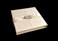 Buku Kemasan Hadiah Pernikahan Emas Berbentuk Kotak Dengan Pita Lingkungan ODM pemasok