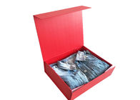 Merah Magnetic Lipat Kotak Hadiah Logo Hot Foil Hitam Untuk Kemasan Pakaian pemasok