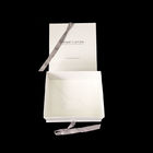 Matte White Printed Logo Rigid Paper Gift Box Bayi Gift Packaging Dengan Ribbon Closure pemasok