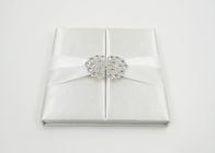 Kardus Sutra Putih Elegan Hadir Undangan Pernikahan Kotak Hadiah Dengan Busur / Gesper pemasok