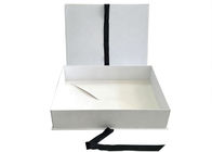 White Flat Ribbon Lipat Penutupan Magnetik Kotak Hadiah Transportasi Mudah Untuk Kemasan Gaun pemasok