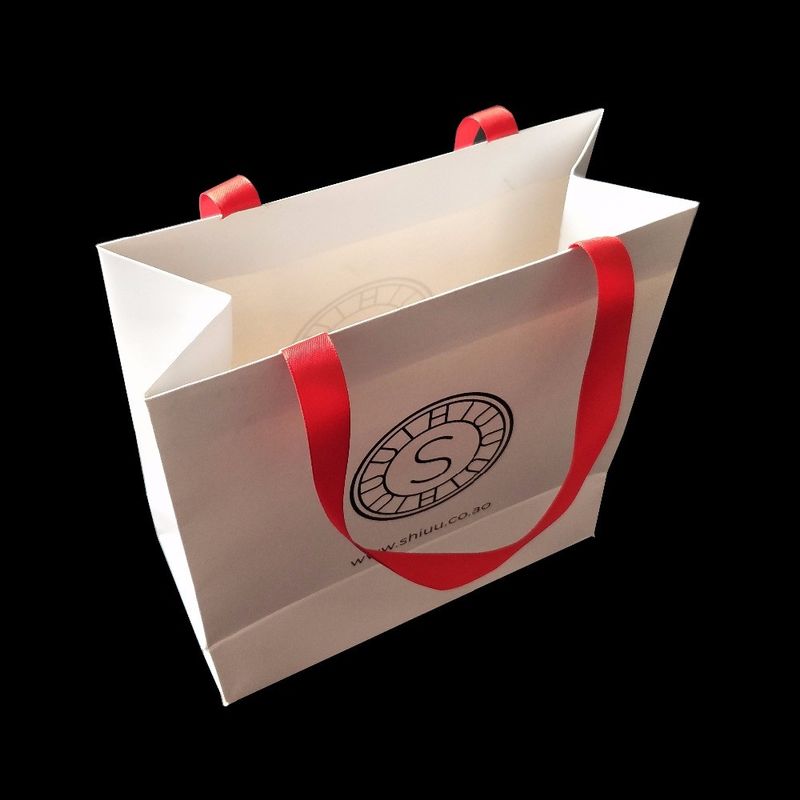 White 300 Gsm Matte Paper Shopping Bags Matte Laminasi Dengan Ribbon Handle pemasok