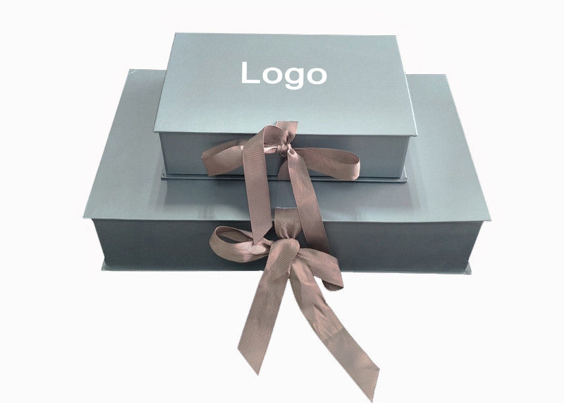 Kotak Hadiah Metallic Color Papercraft Embossed Logo Untuk Kemasan Pakaian Bayi pemasok