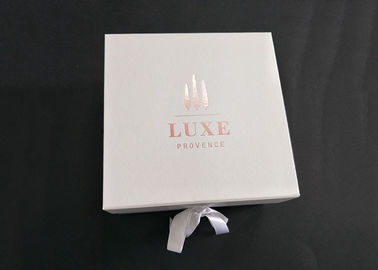 Cina Emas Stamping Logo Kotak Hadiah Datar Dengan Tutup, Magnetic Closure Foldable Gift Box pabrik