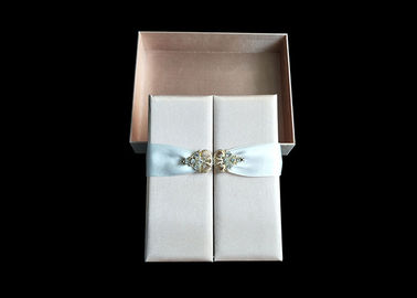Cina Pernikahan Favor Dress Book Berbentuk Kotak, Magnetic Flip Top Box Ribbon Closure pabrik