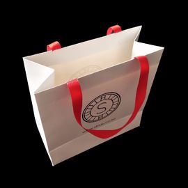 White 300 Gsm Matte Paper Shopping Bags Matte Laminasi Dengan Ribbon Handle