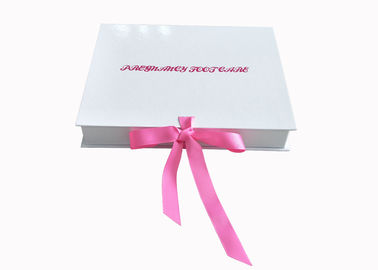 Cina Ribbon Closure Folding Gift Box Putih Glossy Insole Packaging Box Untuk Wanita pabrik
