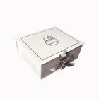 Matte White Printed Logo Rigid Paper Gift Box Bayi Gift Packaging Dengan Ribbon Closure pemasok